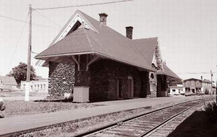 Old black and white photo showing the outside of the CN Station in Kensington
