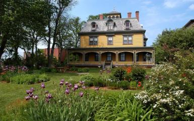 Exterior and garden of Beaconsfield Historic House
